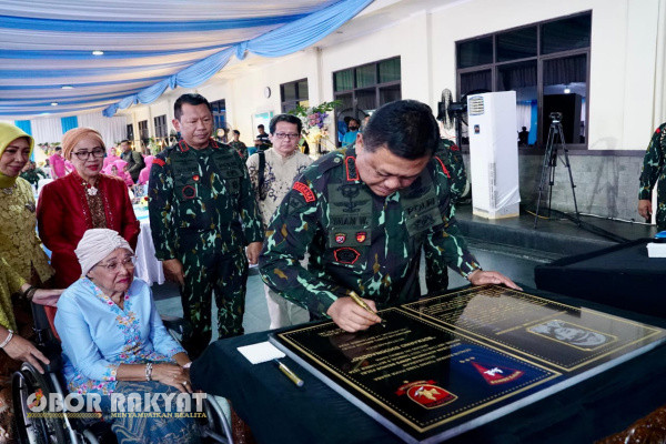 Depok, Obor Rakyat - Puncak Syukuran Peringatan Hari Ulang Tahun (HUT) Ke-65 Pelopor mengusung tema “Dengan Skill, Spirit Dan Stamina Pelopor Kami Siap Melakukan Yang Terbaik Untuk NKRI Guna Menyongsong Indonesia Emas 2045” yang berlangsung di Mako Pasukan Pelopor Korbrimob Polri Kelapadua, Cimanggis, Kota Depok,. Sabtu (14/9/2024).