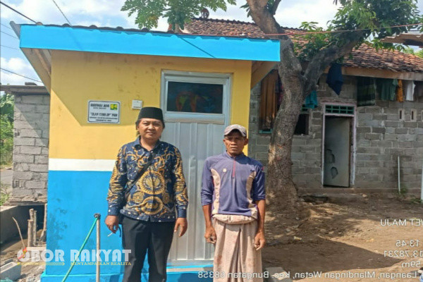 Situbondo, Obor Rakyat - Indikator kualitas kesehatan Masyarakat salah satunya adalah adanya sarana sanitasi yang baik serta sehat. Beberapa warga Desa Mlandingan Wetan, Kecamatan Bungatan, Kabupaten Situbondo, Jawa Timur, menerima bantuan Jambanisasi.