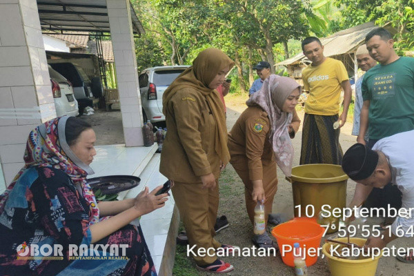 Bondowoso, Obor Rakyat – Penyuluh Pertanian Lapangan (PPL) Desa Sukowono, Kecamatan Pujer yang merupakan petugas dari Dinas Pertanian dan Ketahanan Pangan (DPKP) Bondowoso, menggelar pelatihan pembuatan Pupuk Organik Cair (POC) di Kelompok Tani (Poktan) Sumber Rezeki 13 dengan memanfaatkan bahan air limbah cucian beras serta air kelapa,