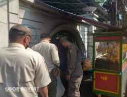 Respon Pengaduan Warga, Satpol PP Makasar Jakarta Timur Tertibkan Trotoar di Pinang Ranti