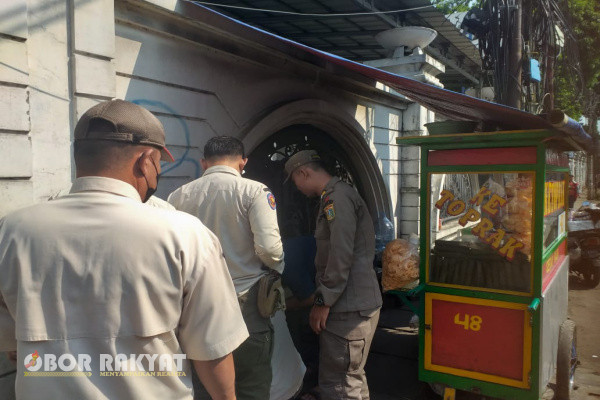 Jakarta, Obor Rakyat - Satuan Pamong Praja (Satpol PP) Kecamatan Makasar, Jakarta Timur, menjawab pengaduan masyarakat dari media sosial (medsos) tentang ketidaknyamanan pejalan kaki di Jalan Raya Taman Mini RT08/RW01, Kelurahan Pinang Ranti.