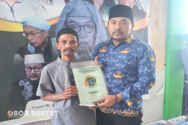 Bondowoso, Obor Rakyat – Badan Pertanahan Nasional (BPN) Kabupaten Situbondo, Provinsi Jawa Timur, menyerahkan 800 sertifikat tanah untuk warga Desa Banyuputih, Kecamatan Wringin, Selasa (17/9/2024) lalu.