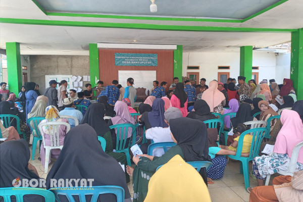 Bondowoso, Obor Rakyat – Badan Pertanahan Nasional (BPN) Kabupaten Situbondo, Provinsi Jawa Timur, menyerahkan 800 sertifikat tanah untuk warga Desa Banyuputih, Kecamatan Wringin, Selasa (17/9/2024) lalu.