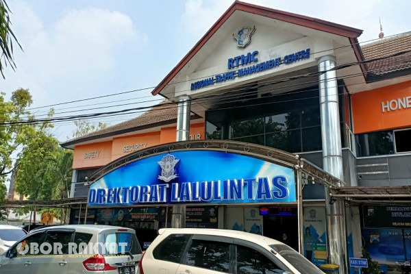 Surabaya, Obor Rakyat - Beberapa Waktu lalu Direktorat Lalu Lintas (Ditlantas) Kepolisian Daerah Jawa Timur (Polda Jatim) melalui Subdit Regident menggelar Pelatihan Excellent Service dan Handling Complaint. Tentunya hal itu, tak lain bertujuan guna tingkatkan pelayanan publik.