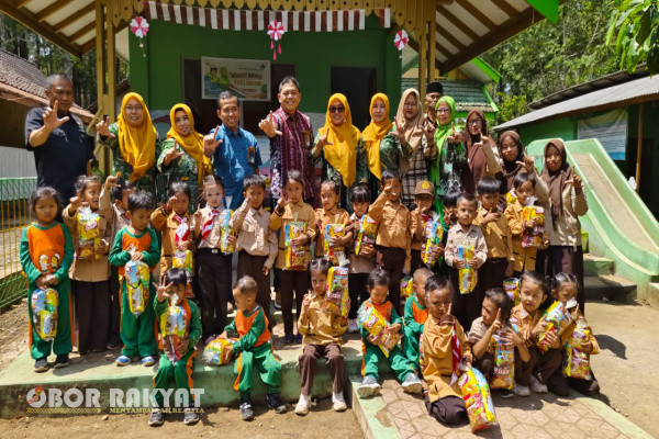 Bondowoso, Obor Rakyat - Masih di suasana bulan Maulid, Pasca menggelar acara peringatan Kelahiran Nabi Muhammad SAW dan memberikan santunan pada anak yatim piatu, Hj Sri Winarti Munir ketua ikatan istri karyawan (IIK) Cabang Perhutani KPH Bondowoso, melaksanakan kunjungan ke sekolah taman kanak - kanak (TK) Tunas Rimba Binaan Perum Perhutani Bondowoso yang berlokasi di RPH Sukorejo BKPH Sukosari. Sabtu (21/9//2024).