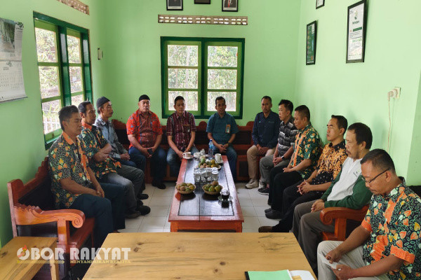 Bondowoso, Obor Rakyat - Menindaklanjuti pelantikan dan serah terima jabatan (Sertijab) yang telah terselenggara beberapa hari lalu di Aula Silva Perhutani KPH Bondowoso, pada Sabtu (21/9/2024) kemarin dilakukan pisah sambut dan serah terima fisik (Sertisik) jabatan Asisten Perum Perhutani (Asper) KBKPH Sukosari dari Mohamat Karto pejabat lama kepada Darman sebagai pengganti.