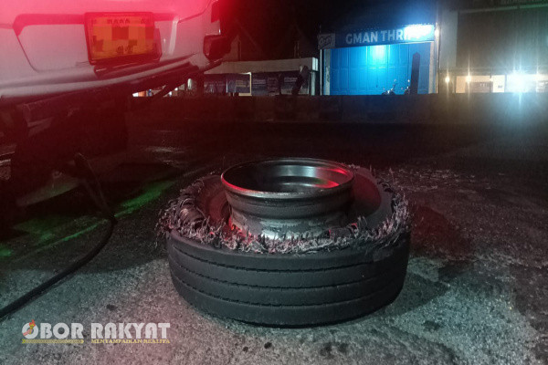 Jombang, Obor Rakyat - Nasib beruntung masih ada pada rombongan Tour asal Surabaya, betapa tidak, ban keadaan bocor masih tetap lajuh hingga puluhan kilometer. Namun tidak terjadi hal yang tidak di inginkan. Diduga sopir kurang berpengalaman.