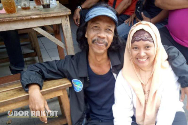 Surabaya, Obor Rakyat - Hasil tidak akan mengkhianati kerja keras, hal itulah kata yang pantas untuk Ruli Suprapti (46), betapa tidak, ibu penjual Lumpia dan Risoles asal Bibis Tama VI/5 RT03/RW07 Tandes, Surabaya itu, pada 26 September 2024 akan berkunjung ke Baitullah Mekah untuk ibadah Umroh.