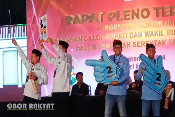 Bondowoso, Obor Rakyat - Komisi Pemilihan Umum (KPU) Kabupaten Bondowoso melakukan pengundian nomor urut pasangan calon (paslon) Bupati dan Wakil Bupati Pilkada 2024, yang berlangsung di Ballroom Hoel Ijen View, Senin (23/9/2024) malam.