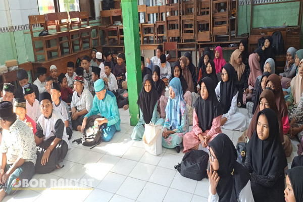 Sidoarjo, Obor Rakyat - Berbagai tradisi dilakukan masyarakat Muslim di Indonesia memperingati momen kelahiran Rasulullah SAW. Setiap daerah memiliki cara khas dan unik.