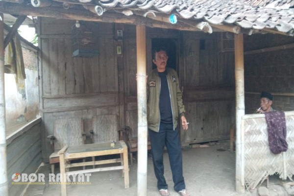 Bondowoso, Obor Rakyat – Setelah mendapat kabar perihal kondisi rumah milik salah satu warga Desa Wonokusumo, Kecamatan Tapen, Kabupaten Bondowoso yang semakin rusak parah, LSM Cakrawala kembali menunjukkan komitmennya melakukan perbaikan dengan merenovasi rumah milik Ahmad yang berada di lingkungan Dusun 2.