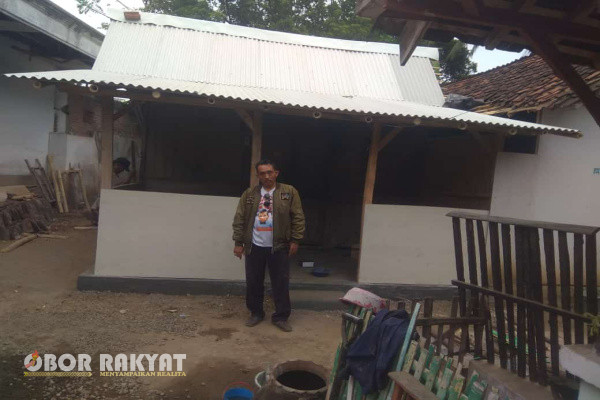 Bondowoso, Obor Rakyat – Setelah mendapat kabar perihal kondisi rumah milik salah satu warga Desa Wonokusumo, Kecamatan Tapen, Kabupaten Bondowoso yang semakin rusak parah, LSM Cakrawala kembali menunjukkan komitmennya melakukan perbaikan dengan merenovasi rumah milik Ahmad yang berada di lingkungan Dusun 2.
