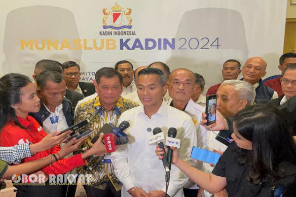 Jakarta, Obor Rakyat - Ketua Umum Kadin (Kamar Dagang dan Industri) 2024-2029, Anindya Novyan Bakrie memberikan sambutan di hari ulang tahun Kadin ke 56, Selasa (24/9/2024), di Menara Kadin, Setiabudi, Jakarta Selatan.