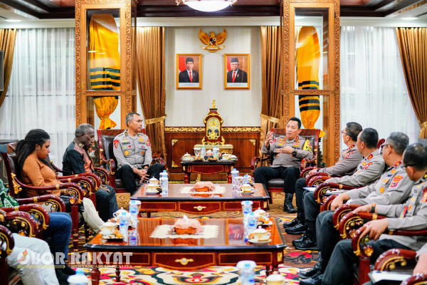 Jakarta, Obor Rakyat - Kepala Kepolisian Negara Republik Indonesia (Kapolri) Jenderal Listyo Sigit Prabowo bertemu dengan tim pembebasan sandera Pilot Susi Air, Philip Mark Mehrtens di Mabes Polri, Jakarta Selatan, Senin 23 September 2024 kemarin.