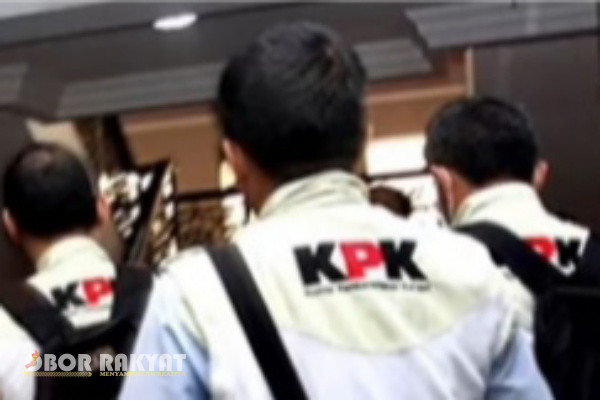 Situbondo, Obor Rakyat - Tim penyidik Komisi Pemberantasan Korupsi (KPK) menggeledah sejumlah kantor rekanan kontraktor asal Bondowoso yang mengerjakan proyek di Kabupaten Situbondo.