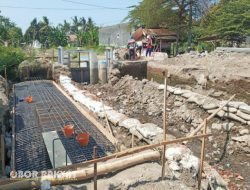 Proyek Pembangunan Jembatan Mangaran-Pokaan Situbondo, Sebabkan Dinding Rumah dan Toko Milik Warga Retak