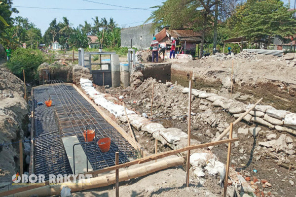 Situbondo, Obor Rakyat - Rumah dan toko milik warga disekitar proyek jembatan Mangaran-Pokaan, Kabupaten Situbondo, mengalami keretakan.