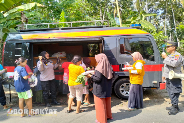 Banyuwangi, Obor Rakyat – Polresta Banyuwangi kembali mengadakan kegiatan sosial dan peduli warga bertajuk "Mobil Sayur" , Jumat (27/9/2024).