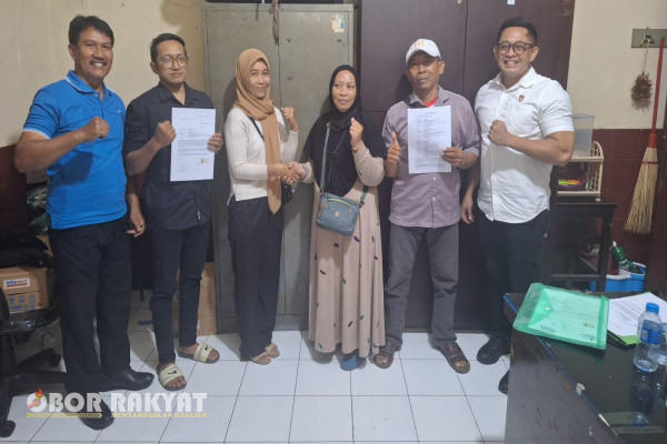 Surabaya, Obor Rakyat - Wejangan atau nasehat Iptu E. Octavianus M., SE., M.Si, selaku Kanit Reskrim Polsek Tandes, Polrestabes Surabaya rupanya bak petuah. betapa tidak, sebelumya kedua belah pihak saling lapor dan sama-sama alot, akhirnya bisa di mediasi dan berakhir damai.