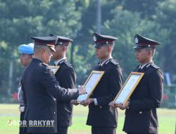 Upacara Hari Kesaktian Pancasila, Kapolda Jatim Beri Penghargaan Anggota Polri dan PNPP Berprestasi