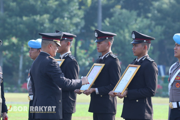 Surabaya, Obor Rakyat – Kepala Kepolisian Daerah Jawa Timur (Kapolda Jatim), Irjen Pol Drs Imam Sugianto memimpin Upacara peringatan Hari Kesaktian Pancasila.