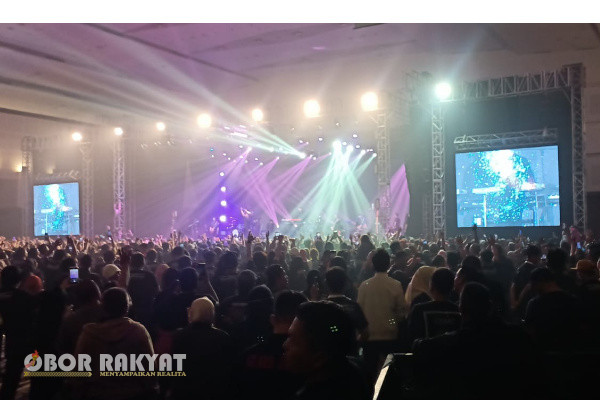 Surabaya, Obor Rakyat - Setelah terpilih menjadi anggota DPR-RI, Ahmad Dhani Prasetyo penuhi janji untuk penyelenggaraan konser gratis.