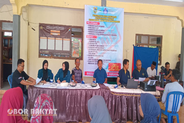 Bondowoso, Obor Rakyat - Pemerintah Desa (Pemdes) Kabuaran, Kecamatan Grujukan bekerjasama dengan Dinas kependudukan dan catatan sipil (Dispenduk Capil) Kabupaten Bondowoso menggelar pelayanan Administrasi kependudukan (Adminduk), Jumat (6/10/2024), di kantor desa setempat.