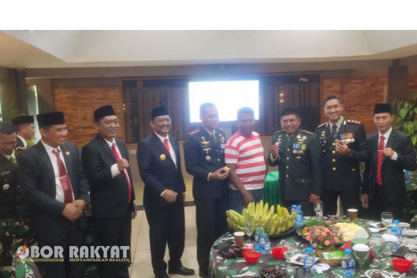 Jember, Obor Rakyat - Sekitar 10 orang yang tergabung dalam kelompok tani di Jember datang ke Mabrigif Raider 9/K. Mereka ingin mengucapkan selamat Hari Ulang Tahun (HUT) Ke- 79 TNI, Sabtu (5/10/2024).