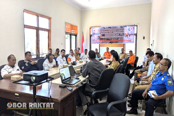 Bondowoso, Obor Rakyat - Musim penghujan yang diprediksi akan segera tiba, disambut riang gembira dan perasaan senang oleh sebagian besar warga masyarakat terutama yang memiliki lahan pertanian tadah hujan, mereka merasa senang kerana dapat memanfaatkan lahannya untuk memulai bercocok tanam.