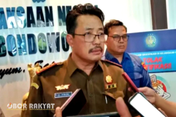 Bondowoso, Obor Rakyat - Kejaksaan Negeri (Kajari) Bondowoso telah menetapkan dua tersangka kasus kredit fiktif Bank Rakyat Indonesia (BRI) Unit Tapen, pada Kamis (3/10/2024) lalu.
