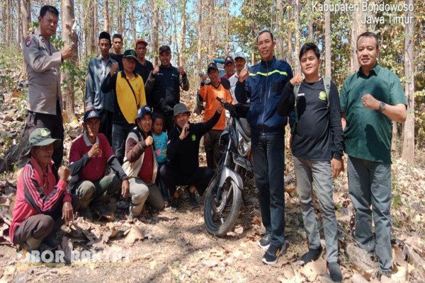 Bondowoso, Obor Rakyat - Menindaklanjuti instruski Administratur Perum Perhutani KPH Bondowoso kepada seluruh pemangku wilayah terkait peningkatan koordinasi dan komunikasi dengan berbagai pihak dalam rangka antisipasi Gangguan keamanan hutan (Gukamhut) serta menjamin kelancaran pelaksanaan seluruh bidang pekerjaan dilapangan, Sugiyanto Asisten Perum Perhutani (Asper) KBKPH Wonosari menggelar Patroli Gabungan bersama jajaran kepolisian Sektor (Polsek) Klabang, pada Rabu (9/10/2024).
