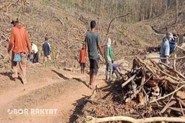 Bondowoso, Obor Rakyat - Menindaklanjuti instruski Administratur Perum Perhutani KPH Bondowoso kepada seluruh pemangku wilayah terkait peningkatan koordinasi dan komunikasi dengan berbagai pihak dalam rangka antisipasi Gangguan keamanan hutan (Gukamhut) serta menjamin kelancaran pelaksanaan seluruh bidang pekerjaan dilapangan, Sugiyanto Asisten Perum Perhutani (Asper) KBKPH Wonosari menggelar Patroli Gabungan bersama jajaran kepolisian Sektor (Polsek) Klabang, pada Rabu (9/10/2024).