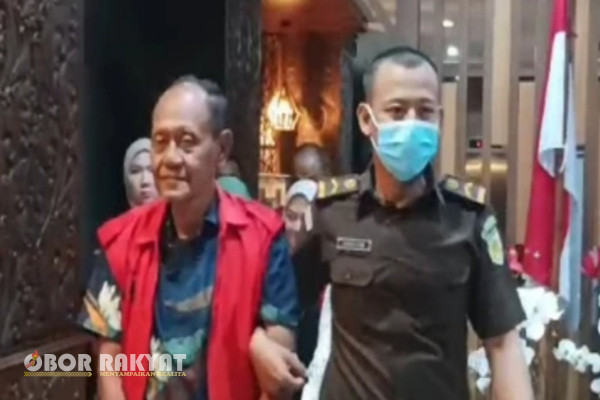 Surabaya, Obor Rakyat - Seksi Tindak Pidana Khusus (Pidsus) Kejaksaan Tinggi Jawa Timur, menetapkan tiga tersangka kasus kredit fiktif di Bank Negara Indonesia (BNI) cabang Jember dengan total kerugian mencapai Rp125.980.889.350, Rabu (9/10/2024) lalu.