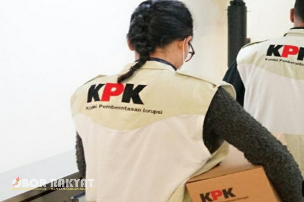 Jakarta, Obor Rakyat - Komisi Pemberantasan Korupsi (KPK) telah menggeledah 10 rumah atau bangunan di sejumlah wilayah di Jawa Timur (Jatim).