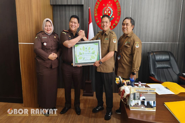 Situbondo, Obor Rakyat - Memorandum Of Understanding (MoU) bidang Perdata dan Tata Usaha Negara yang secara rutin dilakukan oleh Perum Perhutani Bondowoso bersama Kejaksaan Negeri (Kejari) Situbondo, ternyata bukan hanya isapan jempol belaka. Akan tetapi terbukti ampuh menyelesaikan permasahan yang cukup pelik dan dihadapi oleh jajaran Perhutani.