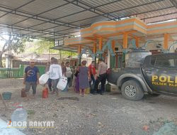 Gunakan Mobil Patroli, Polsek Klabang Kirimkan Bantuan Air Bersih ke Desa Leprak