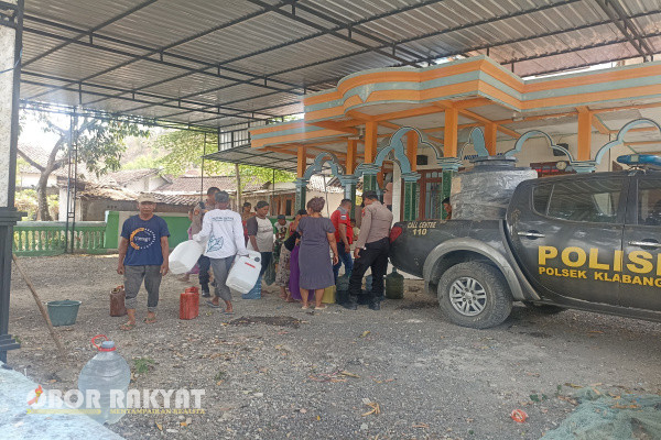 Bondowoso, Obor Rakyat – Seperti diketahui bersama, kekeringan ekstrem masih melanda di Desa Leprak , Kecamatan Klabang, Kabupaten Bondowoso yang dilaporkan mengalami kesulitan untuk mendapatkan air bersih.