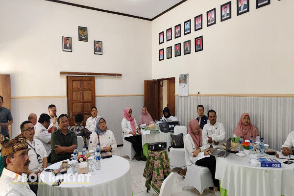 Dalam upaya mempertahankan dan melestarikan keberadaan air, Dewan Sumber Daya Air (SDA) Provinsi Jawa Timur menggelar rapat komisi dan pleno konservasi sumber daya air dengan pemandu atau moderator Agung Wirawan Pradana ST. MT. Kepala seksi (Kasi) Perencanaan Umum Dinas Sumber Daya Air Provinsi Jawa Timur, bertempat di Perum Perhutani KPH Bondowoso, Rabu (16/10/2024).