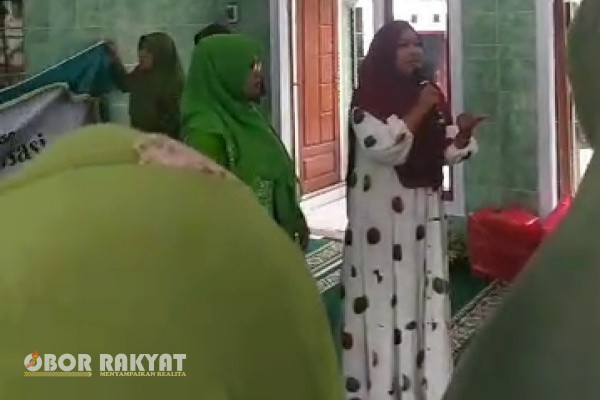 Bondowoso, Obor Rakyat - Beredar video yang menunjukkan oknum anggota Muslimat melakukan kampanye di tempat peribadatan atau Masjid.