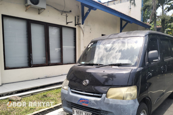 Malang, Obor Rakyat – Petugas Bea Cukai Kabupaten Malang berhasil menahan sebuah mobil Grand Max hitam dengan nomor polisi B 9931 SCF yang diduga digunakan untuk mengangkut rokok ilegal. 