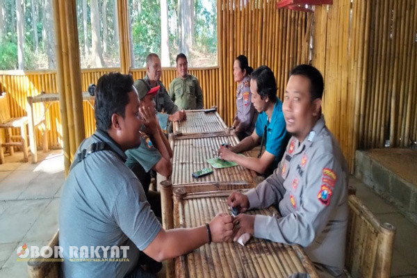 Situbondo, Obor Rakyat - Suhu politik yang mengalami peningkatan menjelang digelarnya Pemilihan Kepala Daerah (Pilkada) serentak dibeberapa kabupaten, dan tidak menutup kemungkinan akan terjadi peningkatan terhadap gangguan keamanan membuat management dan seluruh jajaran Perhutani Bondowoso semakin meningkatkan kewaspadaan.