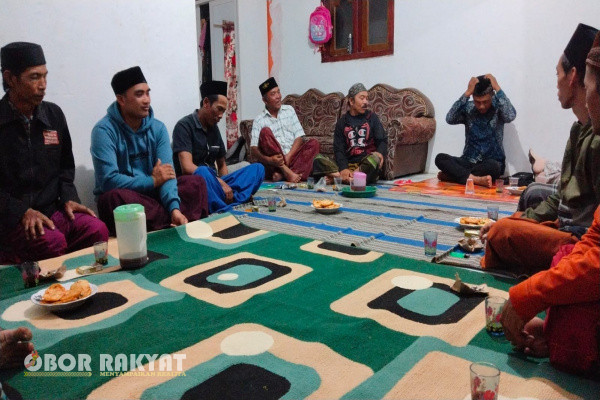 Asisten Perum Perhutani (Asper) KBKPH Sukosari, Darman saat bersilaturahmi dengan tenaga penyadap getah Pinus di Dusun Kluncing, Desa Sukorejo, Kecamatan Sumber Wringin.