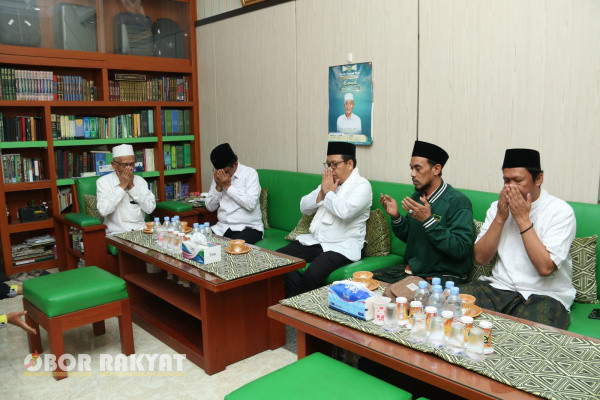 Bondowoso, Obor Rakyat - Beredarnya foto KH. Salwa Arifin bersama sejumlah tokoh salah satu pasangan calon (paslon) kontestasi Pilkada Bondowoso 2024 terkonfirmasi merupakan ajang silaturahmi biasa yang isinya tidak bermuatan politik.