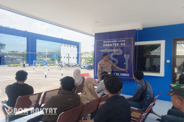 Surabaya, Obor Rakyat - Dalam memberikan pelayanan yang optimal, Satpas Colombo, berikan kisi- kisi soal ujian praktik SIM, hal itu tak lain guna meminimalisir angka komplain dari pemohon.