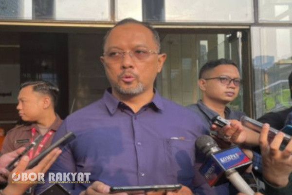 Jakarta, Obor Rakyat – Langkah Bupati Situbondo Karna Suswandi untuk lolos dari jerat tersangka KPK akhirnya gagal.