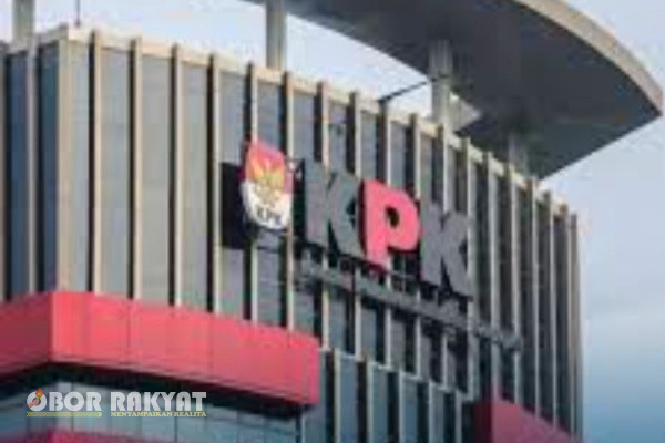 Jakarta, Obor Rakyat - Konsistensi Komisi Pemberantasan Korupsi (KPK) dalam memberantas korupsi dipertanyakan karena tak kunjung menahan orang-orang yang sudah ditetapkan sebagai tersangka dalam kasus dugaan gratifikasi alokasi Pemulihan Ekonomi Nasional (PEN), serta Pengadaan Barang dan Jasa (PBJ) di lingkungan Pemerintah Kabupaten Situbondo.