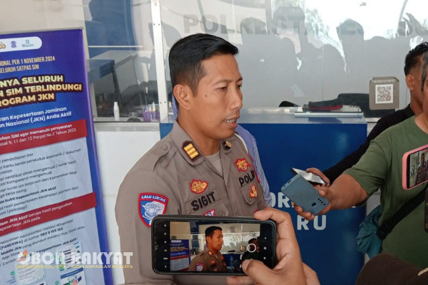 Surabaya, Obor Rakyat - Kepolisian Republik Indonesia (Polri) khususnya Polda Jawa Timur telah memberlakukan aturan pembuatan surat izin mengemudi kendaraan bermotor (SIM-KB) harus mengikuti program jaminan kesehatan nasional maupun BPJS Kesehatan pada 1 November 2024.