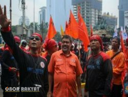 Tuntut Kenaikan Upah, Ratusan Buruh Bersama KSPI, Kepung Balai Kota Jakarta Pusat 