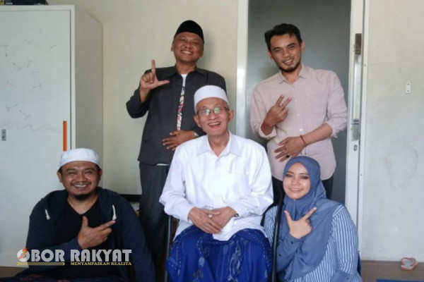 Bondowoso, Obor Rakyat - Tak ingin mengecewakan tamu oknum pendukung pasangan calon (Paslon) 01 Ra Hamid-Ra As'ad (Rahmad), yang memaksa minta dukungan melalui rekaman video, ketua DPC PPP Bondowoso, KH Salwa Arifin akhirnya mengiyakan permintaan oknum tersebut.