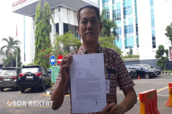 Surabaya, Obor Rakyat - Tantri Senjaya, warga Kabupaten Sidoarjo, mendatangi kantor Kejaksaan Tinggi (Kejati) Jawa Timur.